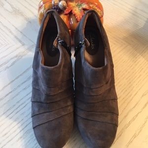 Clarks Artisan Brown Suede Ankle Booties Size 7